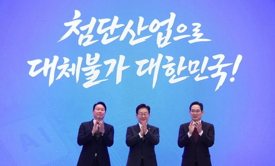 박수치는 이재명 대통령·이재용·최태원 회장