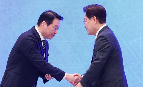악수하는 이재명 대통령·최태원 회장