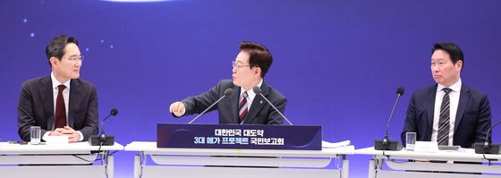 대화하는 이재명 대통령·이재용 회장
