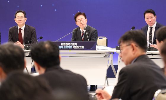 발언 듣는 이재명 대통령