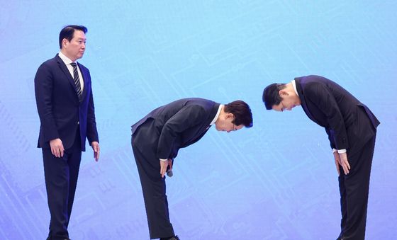 인사하는 이재명 대통령·이재용 회장