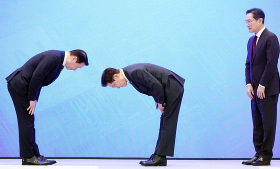 인사하는 이재명 대통령·최태원 회장
