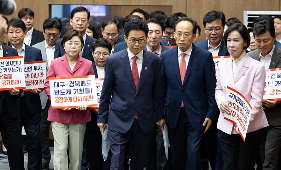 반도체 클러스터 호남 조성 계획 관련 기자회견 들어서는 국민의힘 의원들과 이철우 지사, 추경호 대구시장 당선인