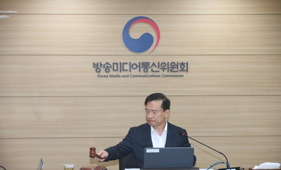제20차 전체회의 주재하는 김종철 방송미디어통신위원장