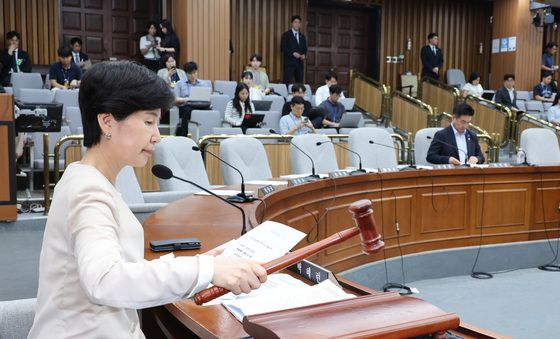의사봉 두드리는 백혜련 위원장