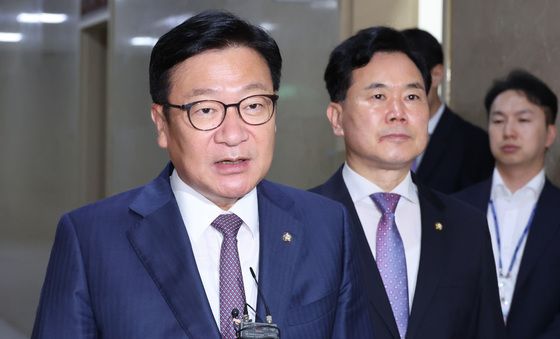 답변하는 정점식 원내대표