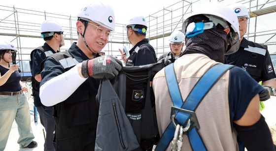 건설노동자 냉감조끼 입혀주는 김영훈 장관