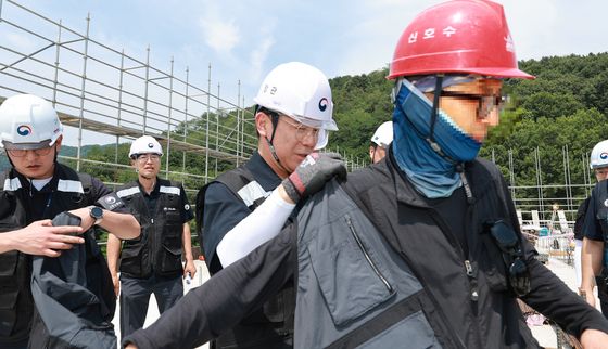 김영훈 장관 '시원한 조끼입고 일하세요'