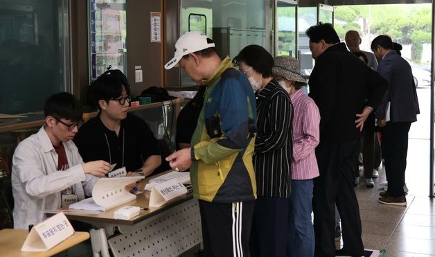 투표하는 유권자들