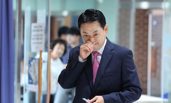 투표소 들어서는 장동혁 대표