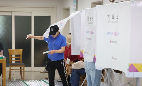 이른 아침부터 투표소 '북적'