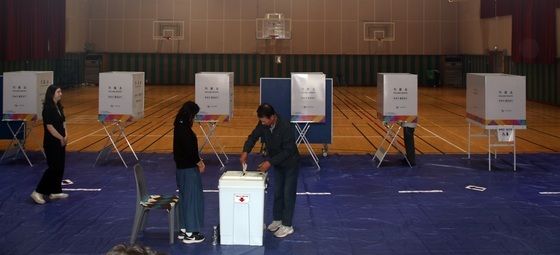 농구 코트에 설치된 투표소