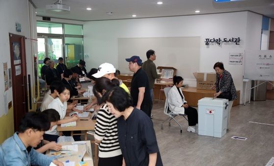 북적이는 제주 투표소