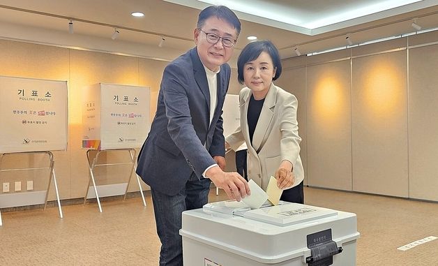 투표하는 이민표 증평군수 후보 부부