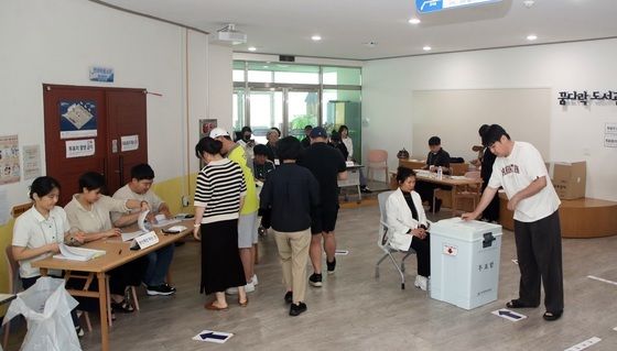 투표하는 제주도민들