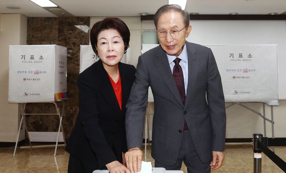 전국동시지방선거 투표하는 이명박 전 대통령 내외