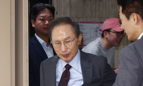 전국동시지방선거 투표소 찾은 이명박 전 대통령