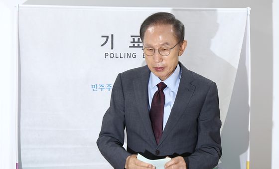 전국동시지방선거 투표하는 이명박 전 대통령