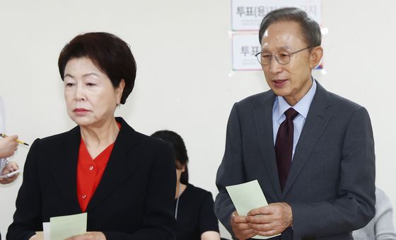 전국동시지방선거 투표소 찾은 이명박 전 대통령 내외
