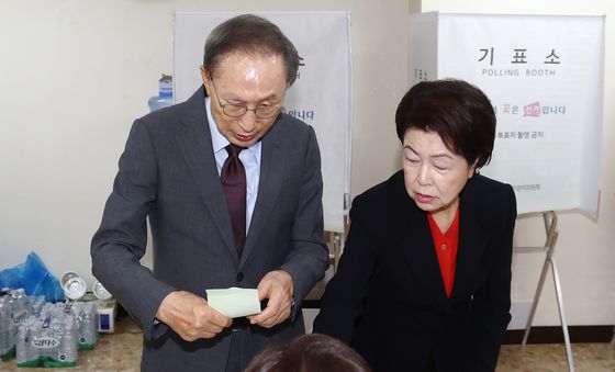 전국동시지방선거 투표하는 이명박 전 대통령 내외