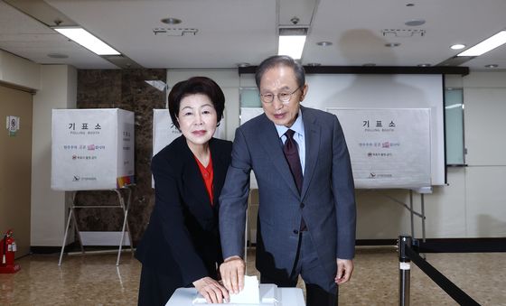 투표하는 이명박 전 대통령과 김윤옥 여사
