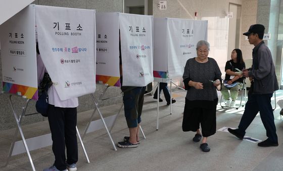 투표하는 시민들
