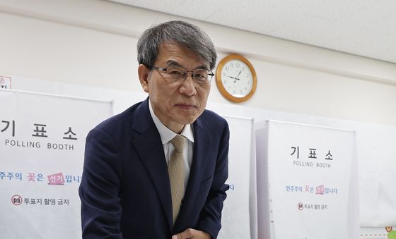 투표하는 노태악 선관위원장