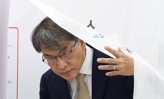 중앙선거관리위원장도 한 표 행사