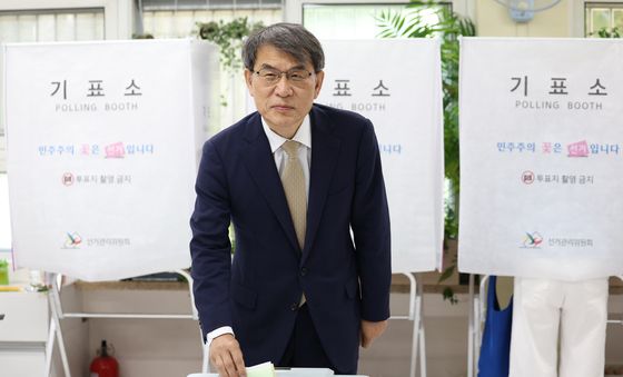 6·3지방선거 투표하는 노태악 중앙선거관리위원장