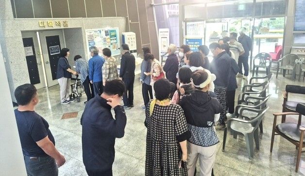 투표소 열기도 전에 '긴 줄'