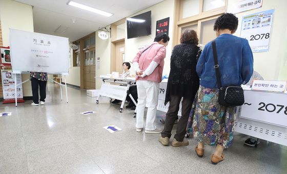투표소 찾는 유권자