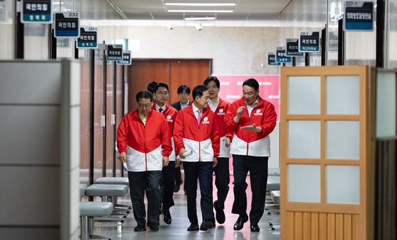 정희용 사무총장과 대화하는 장동혁 대표