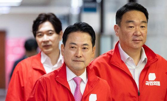 투표 마치고 선대위 참석하는 장동혁 대표