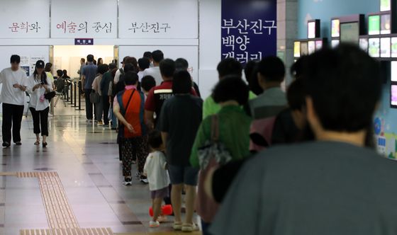 투표 기다리는 유권자들
