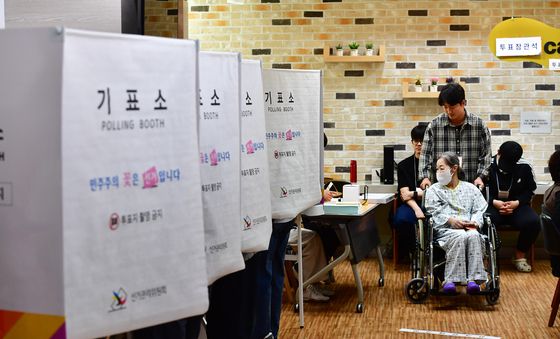 휠체어 타고 온 유권자