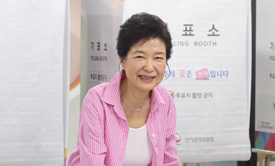 투표소 찾은 박근혜 '저도 한 표'