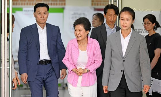 '핑크 셔츠' 박근혜, 투표소 도착
