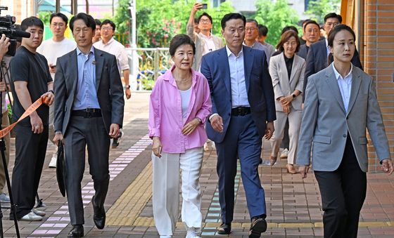 투표소 향하는 박근혜