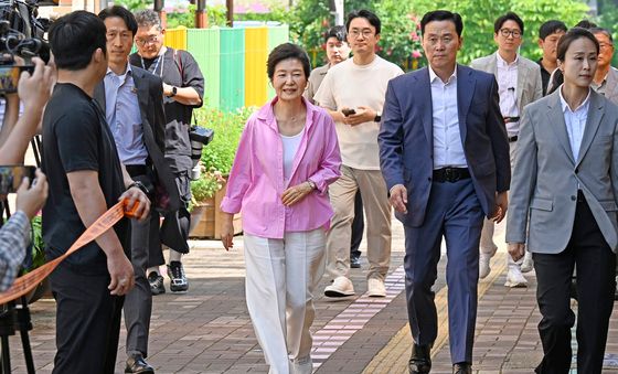 '핑크 셔츠' 박근혜, 투표소 도착
