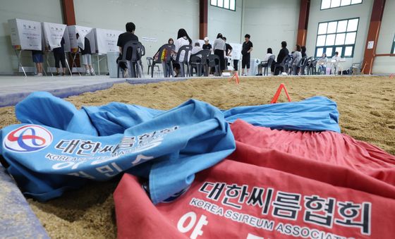 씨름장에 마련된 투표소