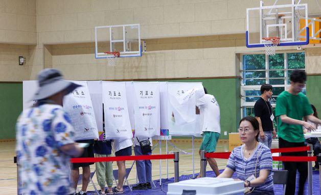 실내스포츠센터에 마련된 투표소
