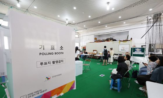 투표소로 변신한 야구부 훈련장