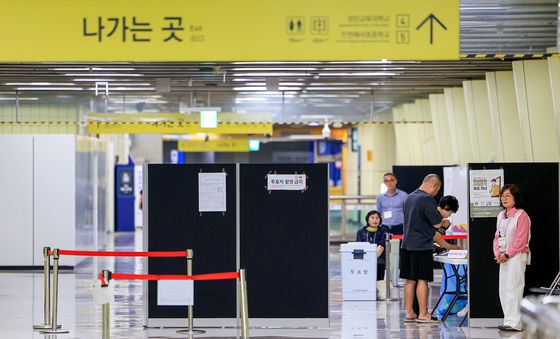 지하철역에 마련된 투표소
