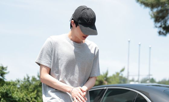 투표소 들어서는 BTS 진