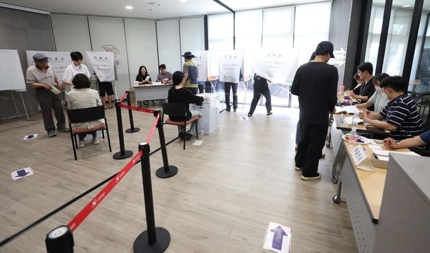 투표하는 유권자들
