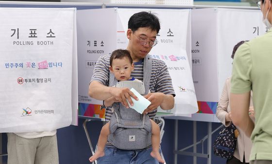 아기띠 매고 투표하는 아빠