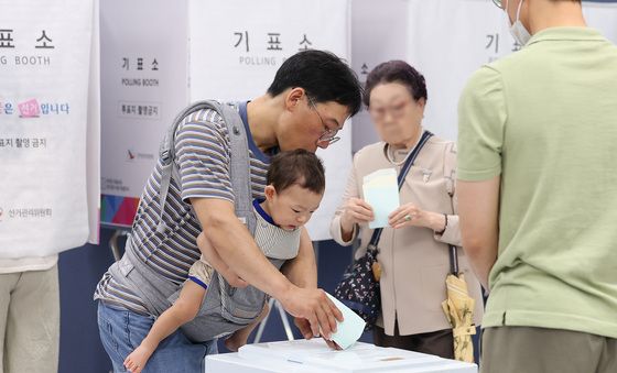 품에 안은 미래, 손에 쥔 한 표