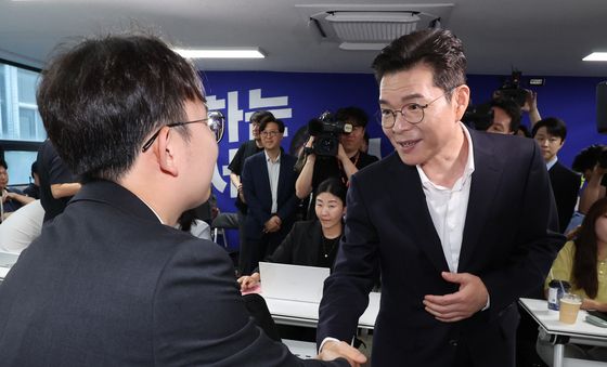 취재진과 인사나누는 정원오 후보