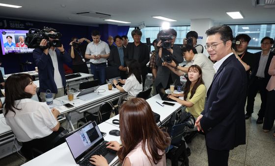 취재진 향해 감사인사 전하는 정원오 후보