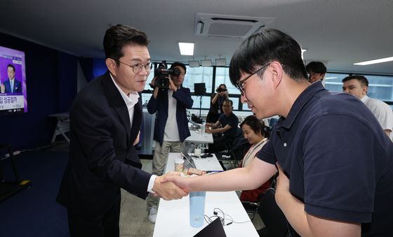 취재진과 인사하는 정원오 후보